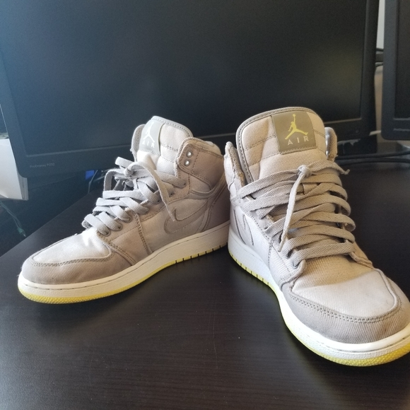 Air Jordan Retro 1 Mid/High Top - Wmns Sz 7, Grey/Lemon, Frost/White - Picture 3 of 6